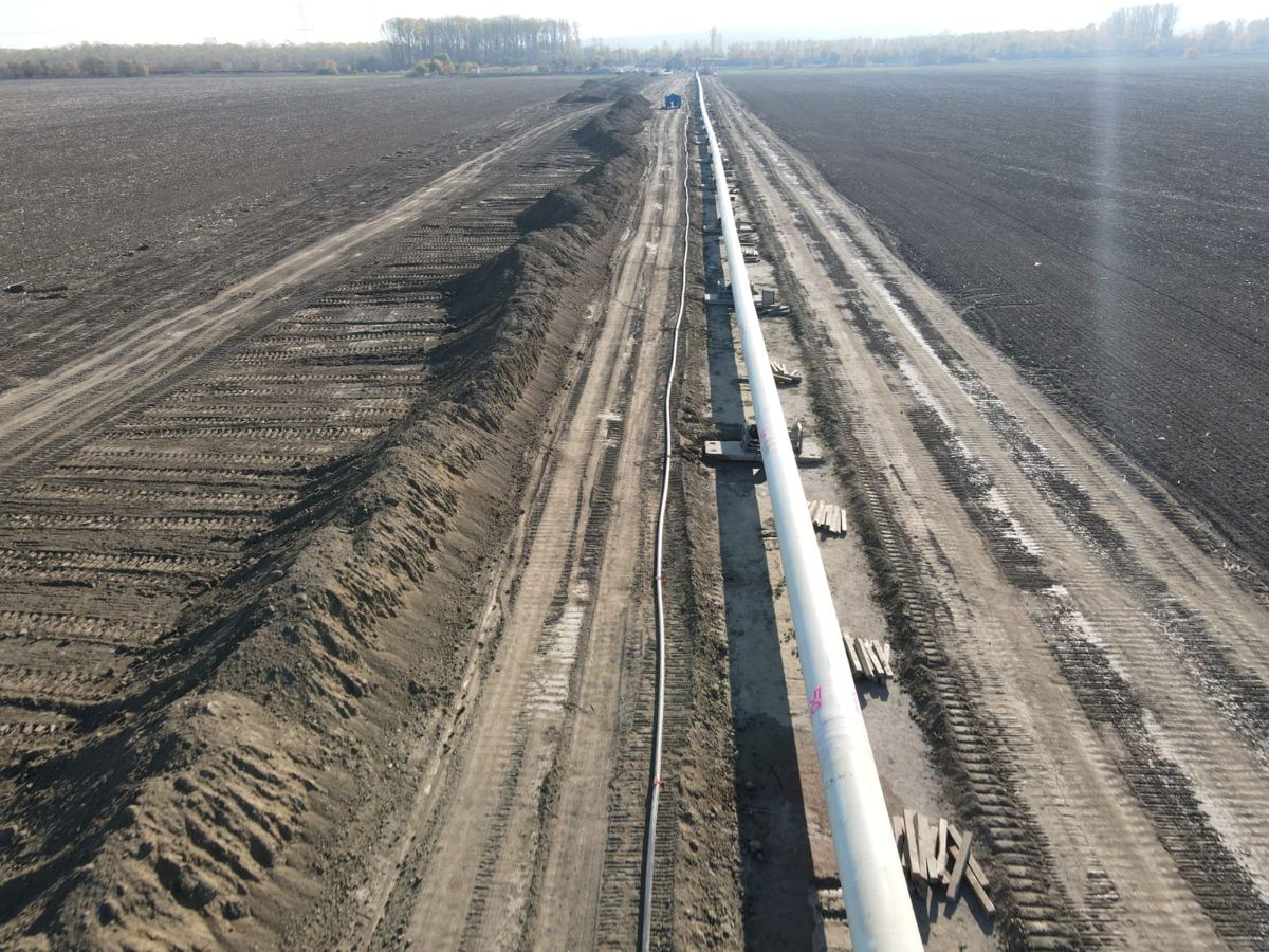 Coloana de conductă pregătită pentru tragere, văzută din dronă